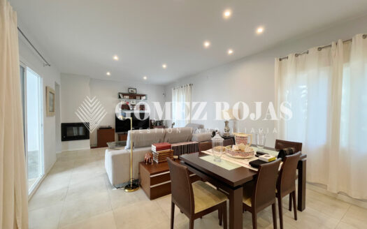 Casa reformada con gran espacio exterior.