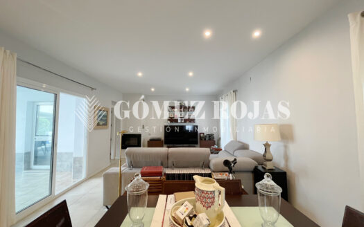 Casa reformada con gran espacio exterior.